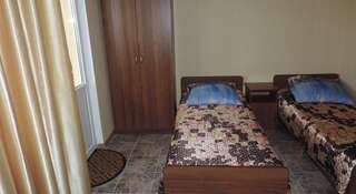 Гостиница U Grishi Лоо Двухместный номер с 2 отдельными кроватями-1